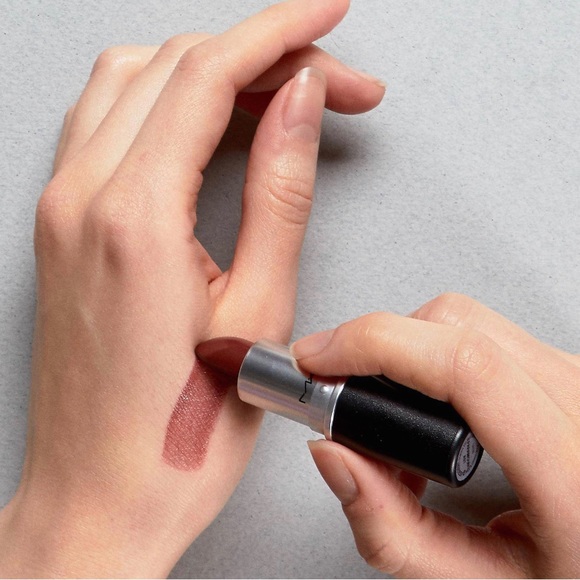 MAC Satin Lipstick PARAMOUNT 815 - Picture 7 of 12